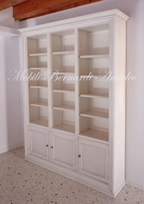 Libreria stile classico in legno con finitura colore bianco 3 ante e ripiani spostabili